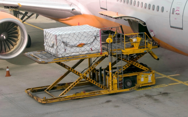 Vận chuyển đường hàng không sử dụng máy bay để chuyển hàng giữa các quốc gia.