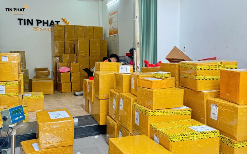 Tín Phát Express tự hào mang đến dịch vụ gửi hàng đi Thái Lan nhanh chóng, giá rẻ và an toàn tuyệt đối.