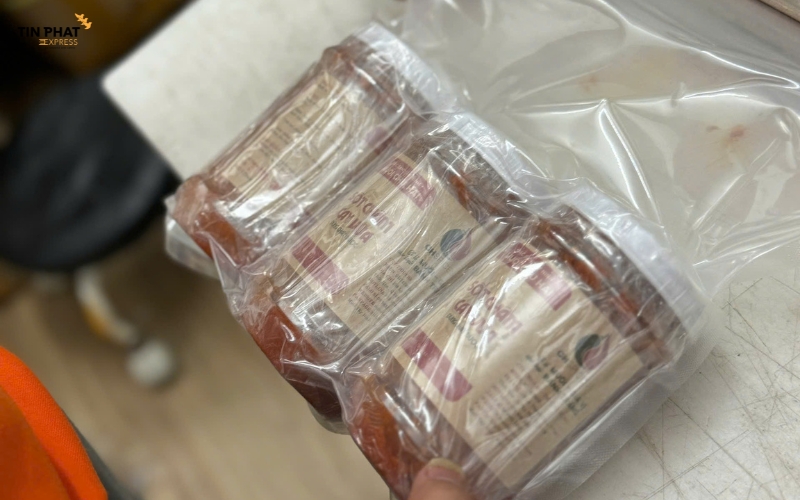 Với mặt hàng chất lỏng, bọc từng chai hoặc lọ bằng túi zip để phòng tràn đổ trong quá trình vận chuyển.