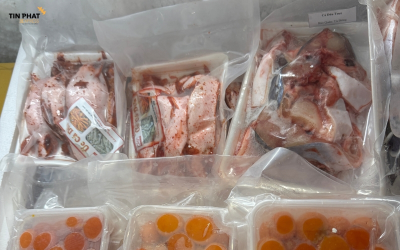 Hàng khô: Bọc nilon kín để chống ẩm và chống mùi, cho thêm gói hút ẩm. Hàng đông lạnh: Dùng thùng styrofoam kết hợp đá gel giữ lạnh 24-48h.