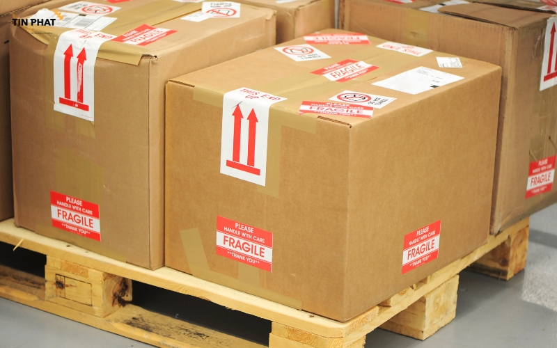 Các loại mặt hàng dễ vỡ khi gửi đi đều được dán nhãn "Fragile" rõ ràng.