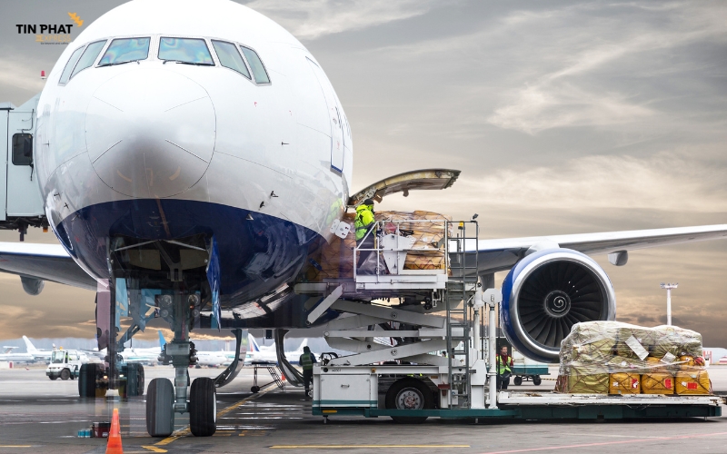 Giá cước vận chuyển đường hàng không sẽ cao hơn đường biển.