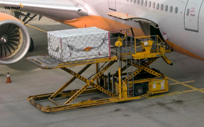 Express Air cam kết giao đúng thời gian. Khách hàng theo dõi hành trình real-time qua mã vận đơn.