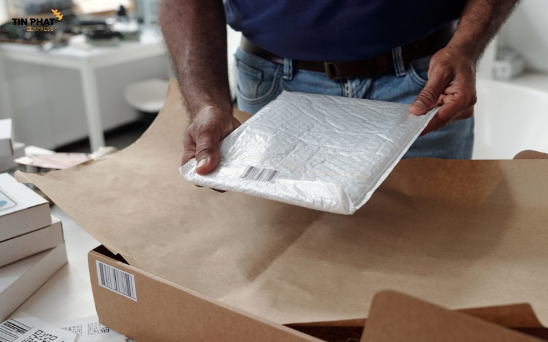 Đóng gói không đạt tiêu chuẩn rất dễ khiến hàng hóa hư hỏng khi vận chuyển đi xa.