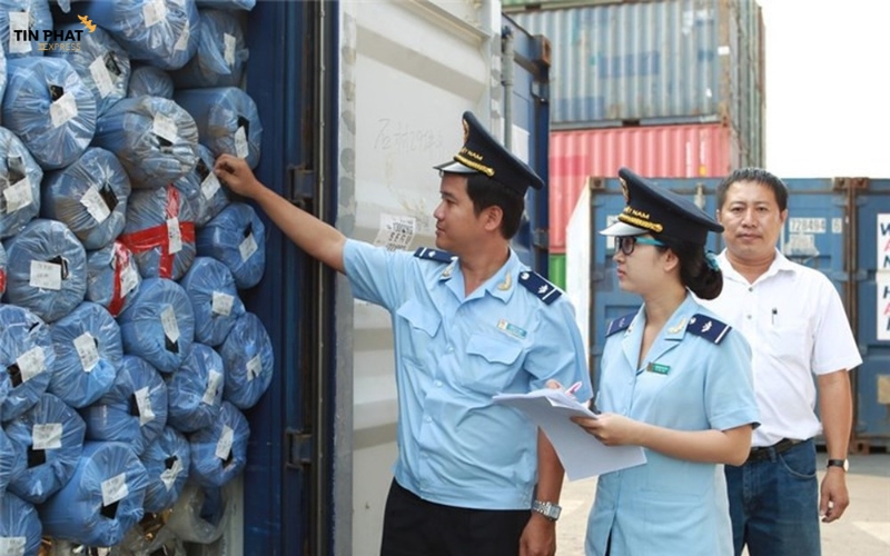 Vào mùa cao điểm, thời gian Hải quan kiểm hóa có thể lâu hơn ngày thường. 