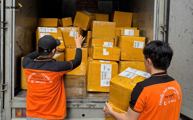 Tín Phát Express mang đến giải pháp vận chuyển quốc tế tối ưu với mức giá chỉ từ 215.000đ/kg, giao hàng 7-10 ngày.