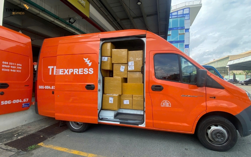 Hàng được chuyển từ chi nhánh về kho tổng tại sân bay hoặc cảng biển (TP.HCM, Hà Nội)