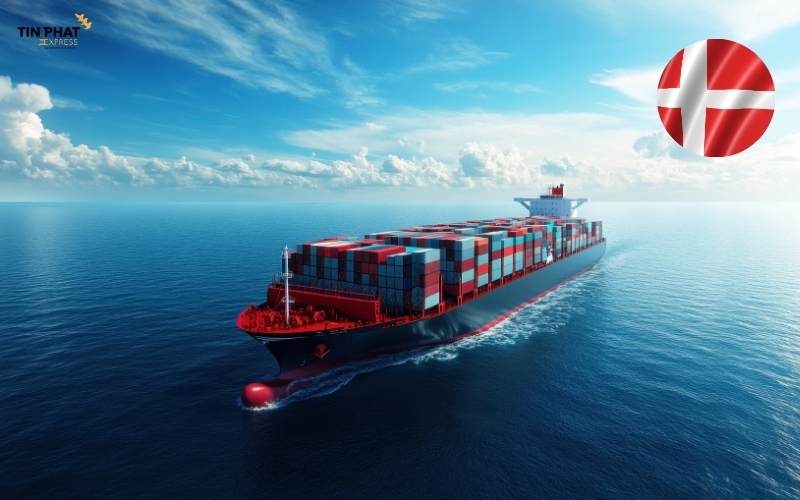 So với đường bay, đường biển rẻ hơn 60-70% với hàng trên 100 kg.