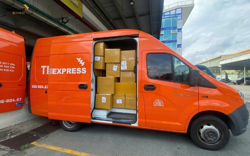 Tín Phát Express miễn phí lấy hàng bằng xe tải cho hàng hóa số lượng nhiều. 