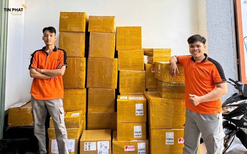 Tín Phát hỗ trợ dịch vụ gom hàng (consolidation service). Nhiều người gom chung một kiện lớn để tiết kiệm chi phí vận chuyển.