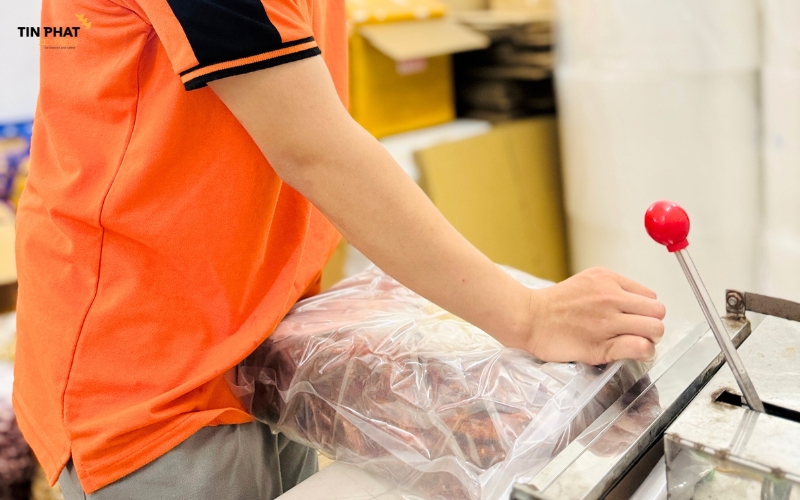 Hàng hóa được vận chuyển về kho Tín Phát, đóng gói lại theo tiêu chuẩn quốc tế.