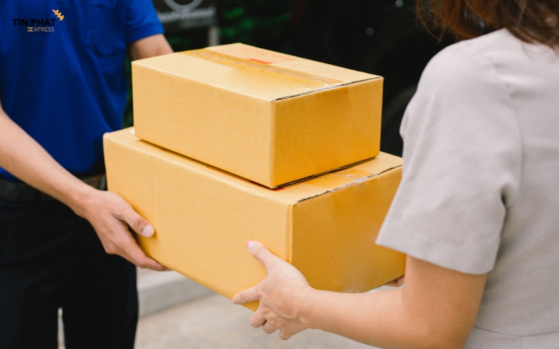 Tín Phát Express nhận thông báo và gửi xác nhận hoàn tất cho người gửi ở Việt Nam khi hàng giao thành công. 