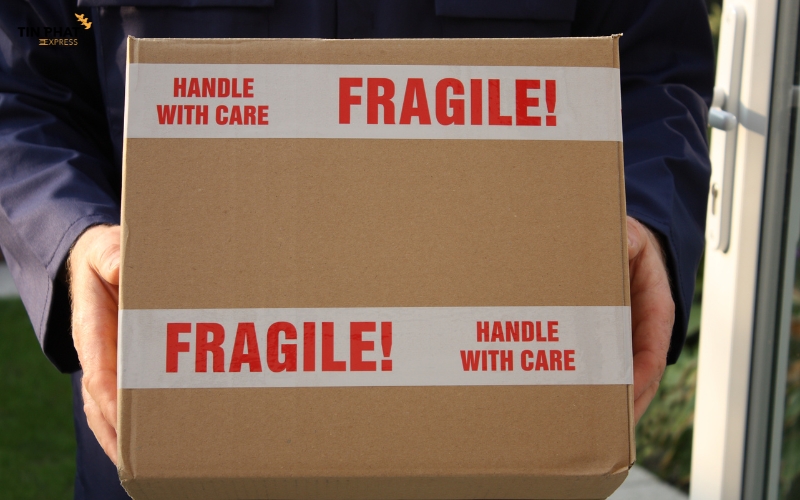 Ghi rõ "Fragile – Glass" (Dễ vỡ – Thủy tinh) + mũi tên "This Side Up" (Mặt này hướng lên) khi đóng gói hàng dễ vỡ. 