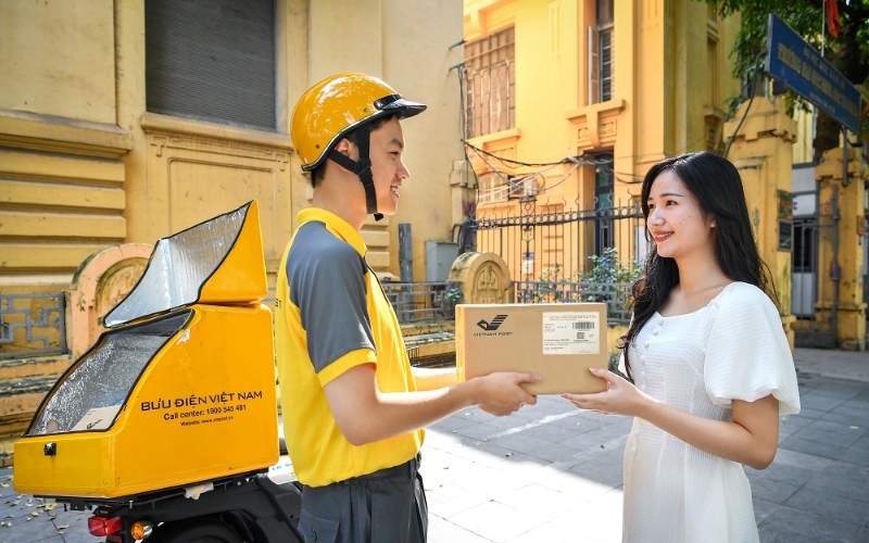 Nhân viên sẽ đến địa chỉ bạn cung cấp, cân đo, khai báo thông tin giống như tại bưu cục.