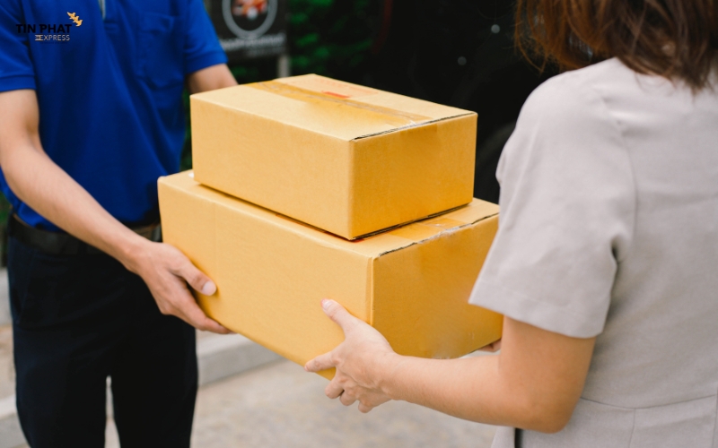 Sau khi thông quan, hàng được chuyển đến địa chỉ người nhận.